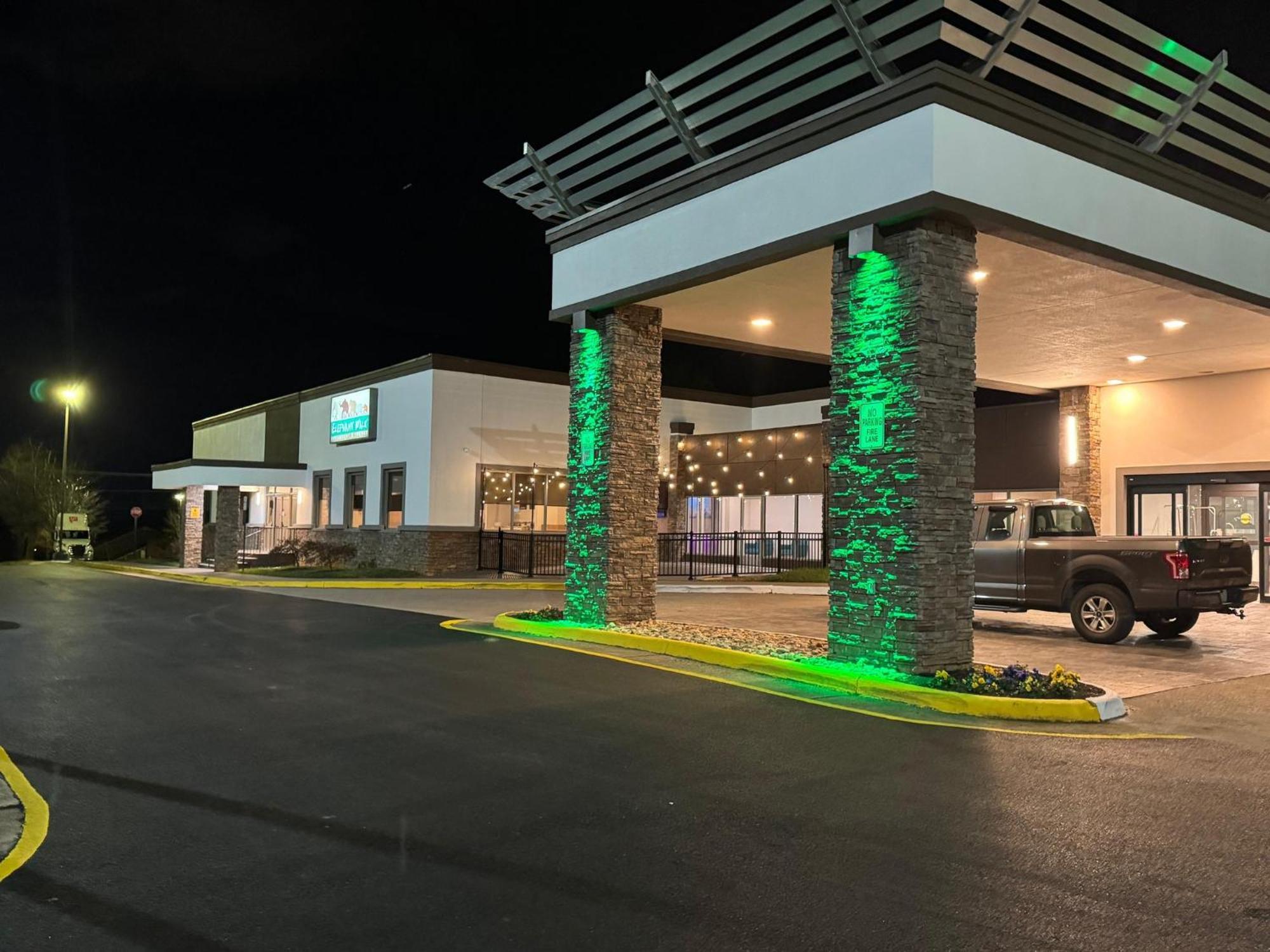 Holiday Inn Roanoke - Tanglewood Route 419 & I 581 By Ihg מראה חיצוני תמונה
